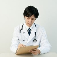 カルテを書く医師