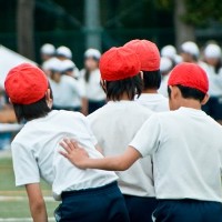 運動する子供たち