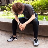 前屈みになっている男性