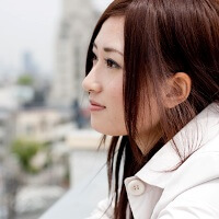 物思いにふける女性