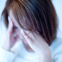 頭を抱える女性