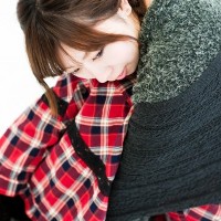 うずくまる女性