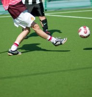 サッカーボールを蹴る