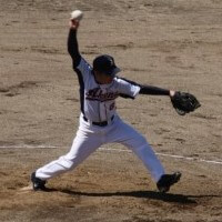 野球をする男性