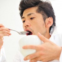 ガツガツ食べる男性