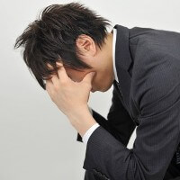 悩む男性