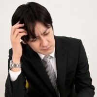 悩む男性