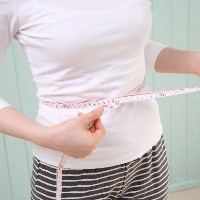 胸囲を測る女性