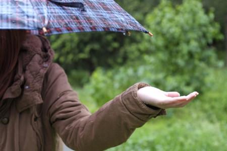 雨の中で傘を差す女性