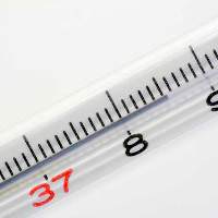 38度5分を指す体温計