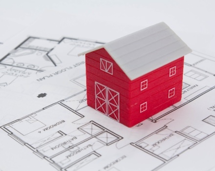 家の模型と平面図