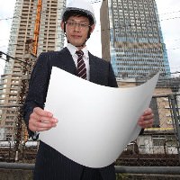 図面を見る建築士