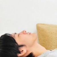 眠る男性