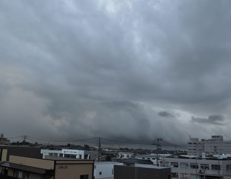 台風が来る空