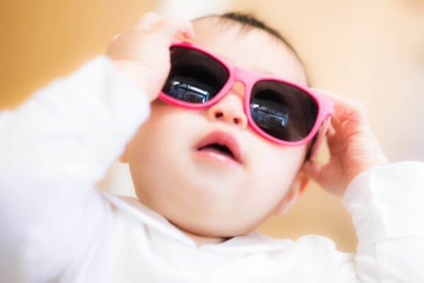 サングラスをかける赤ちゃん