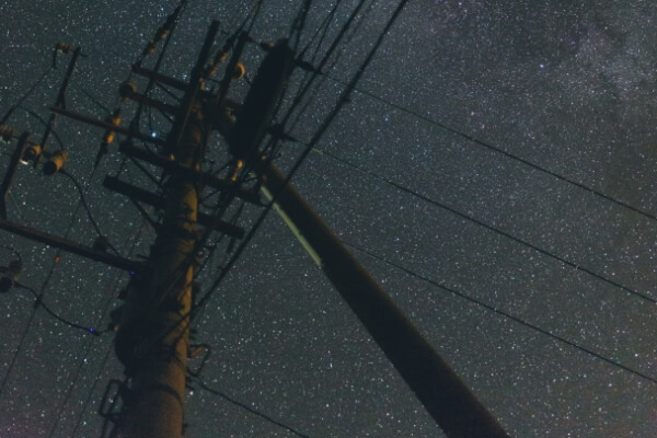 星空と電線