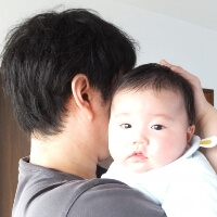 パパに抱っこされる赤ちゃん
