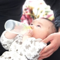 ミルクを飲む赤ちゃん