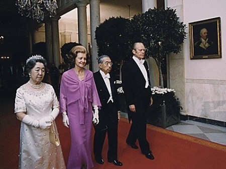 晩餐会へ向かう陛下