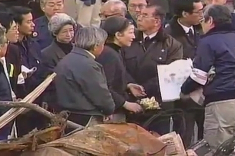 花束を献花しようと瓦礫に近づかれる皇后陛下