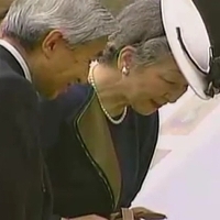 プレートをご覧になる両陛下