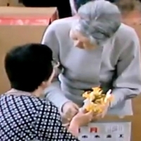 皇后陛下に水仙を手渡す佐藤さん