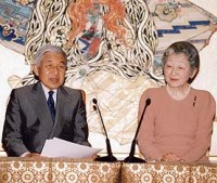 記者会見に臨まれる今上・皇后両陛下