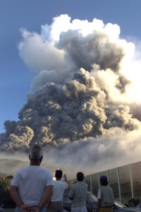 噴煙を上げる雄山