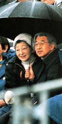長野オリンピックノルディック複合団体競技を相合傘でご観戦の両陛下