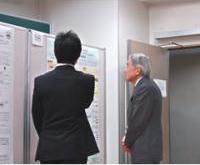 ポスター展示をご覧になられる陛下