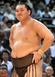 目に涙を浮かべる白鵬