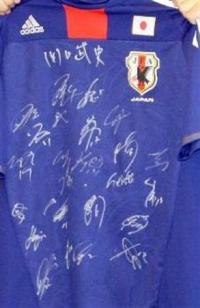 チーム全員のサイン入りユニフォーム