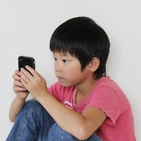 スマホで遊ぶ子供