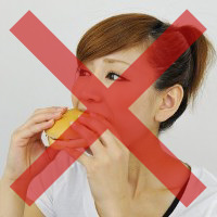 寝る前に食べてはいけません