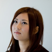 不安な表情の女性