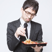 弁当を食べる男性
