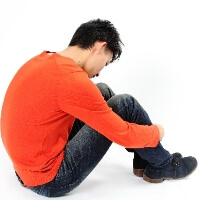 落ち込む男性