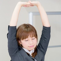 伸びをする女性