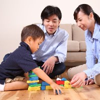 積み木で遊ぶこども