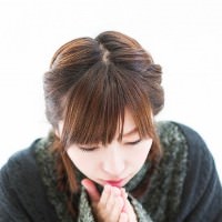 寒がる女性