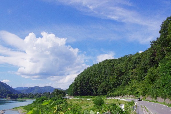 山の湖沿いを行く